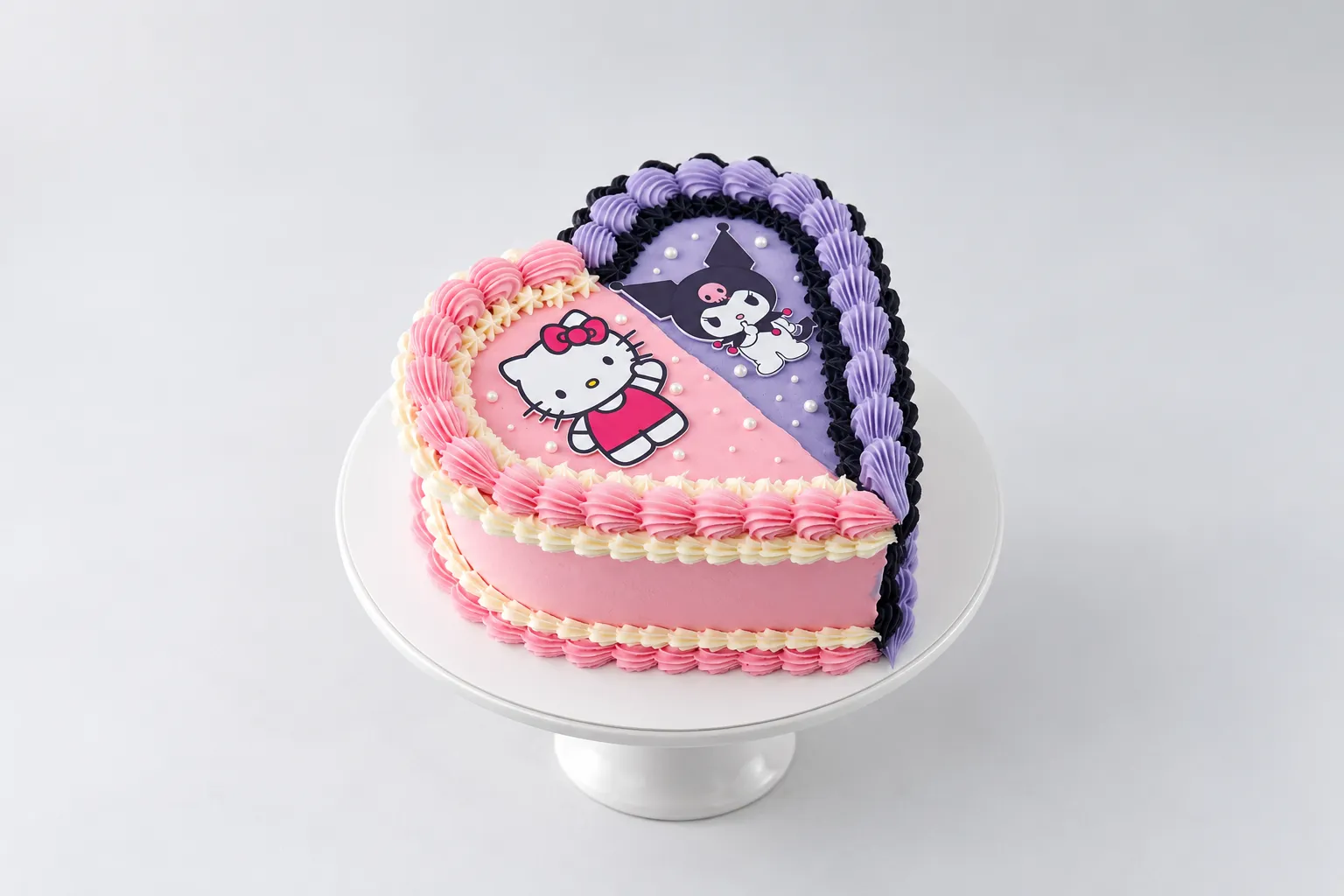 Torta corazón dividida en rosa y violeta, con figuras y bordes de copos