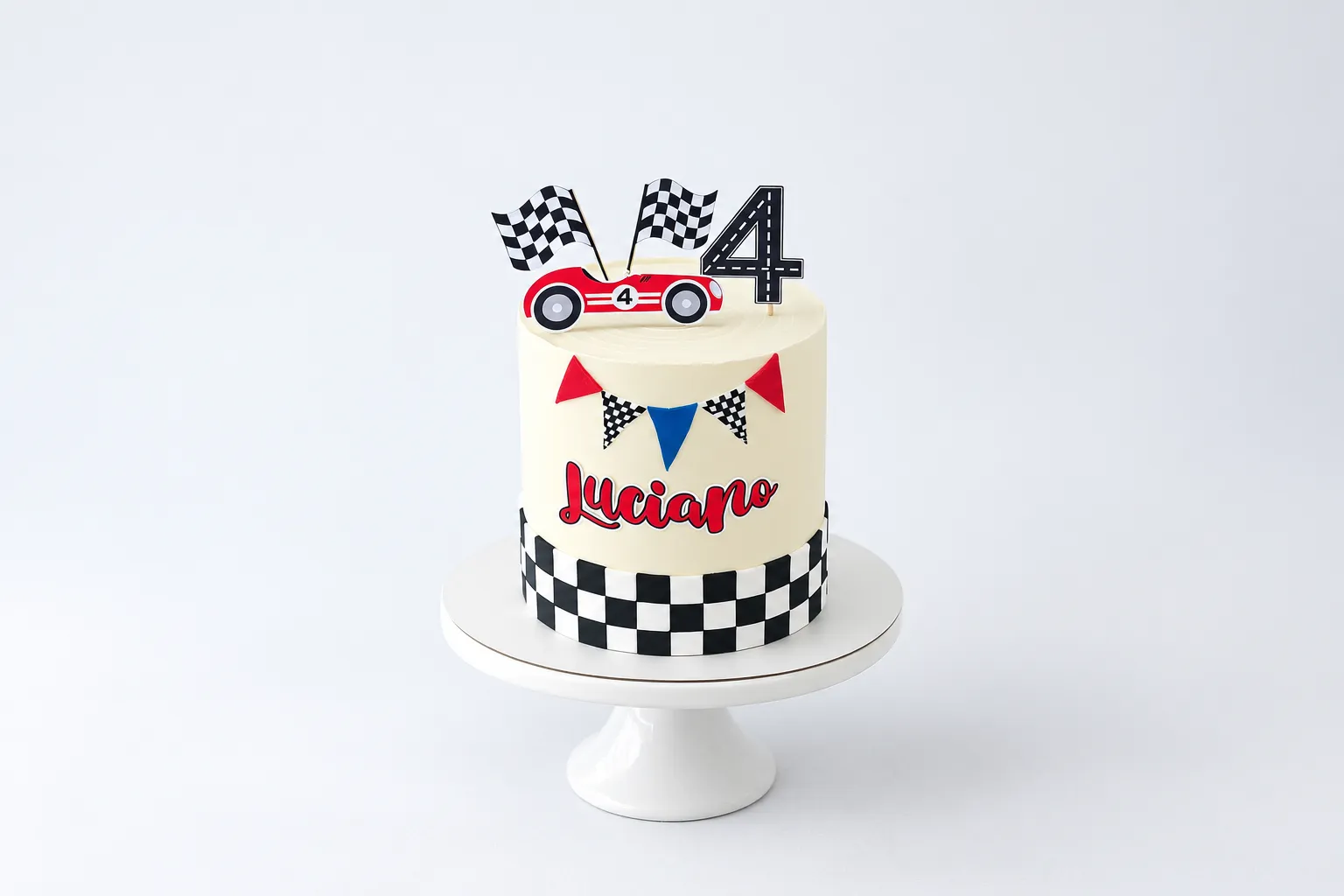 Torta blanca con banderas a cuadros, automóvil rojo y franja ajedrezada