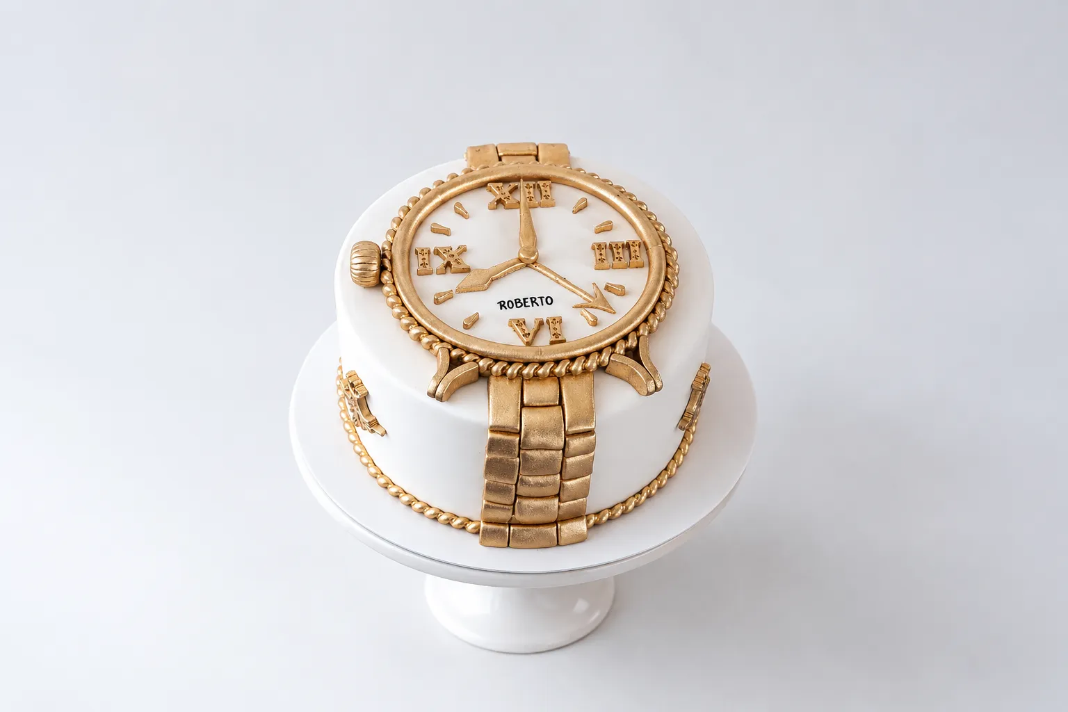 Torta blanca con gran reloj dorado, correa y detalles de esfera