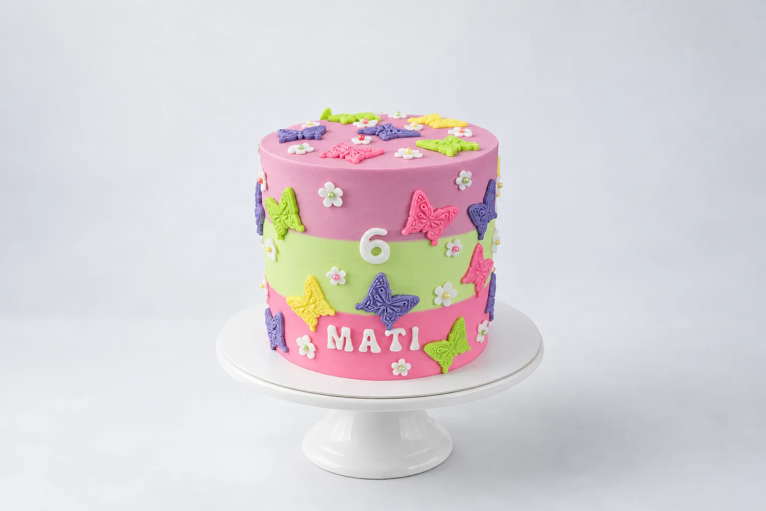 Torta con franjas lila, verde y rosa, flores y mariposas
