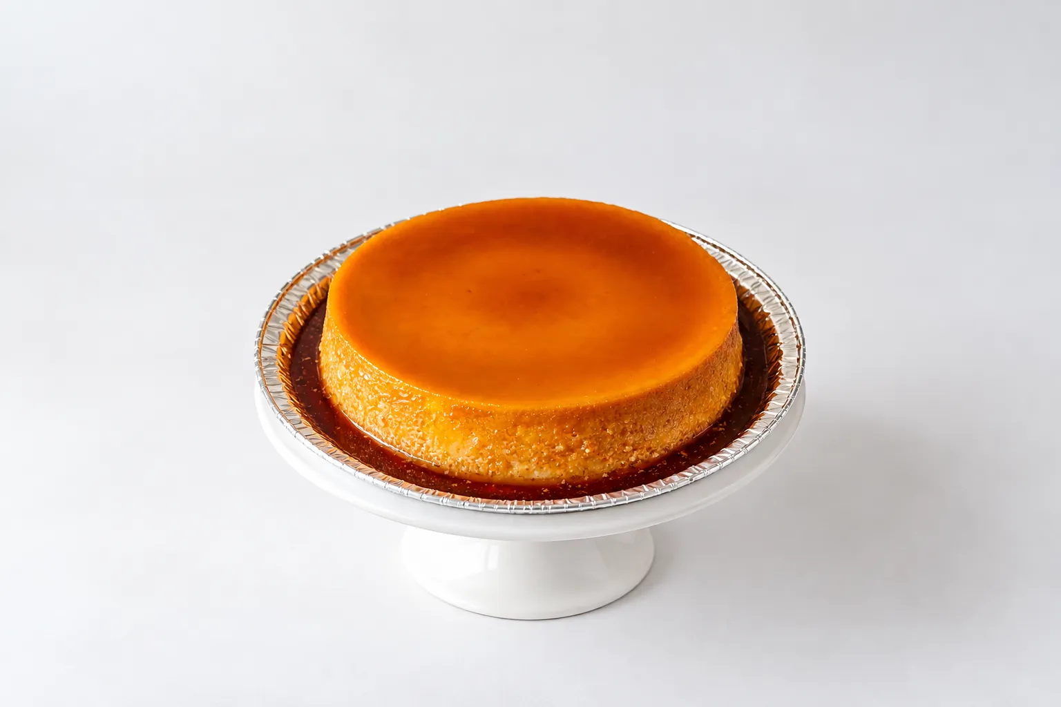 Torta baja circular con superficie lisa de color ámbar