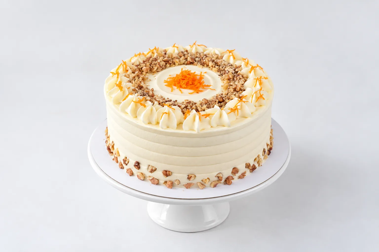 Torta blanca con copos, pequeños detalles marrones y centro naranja