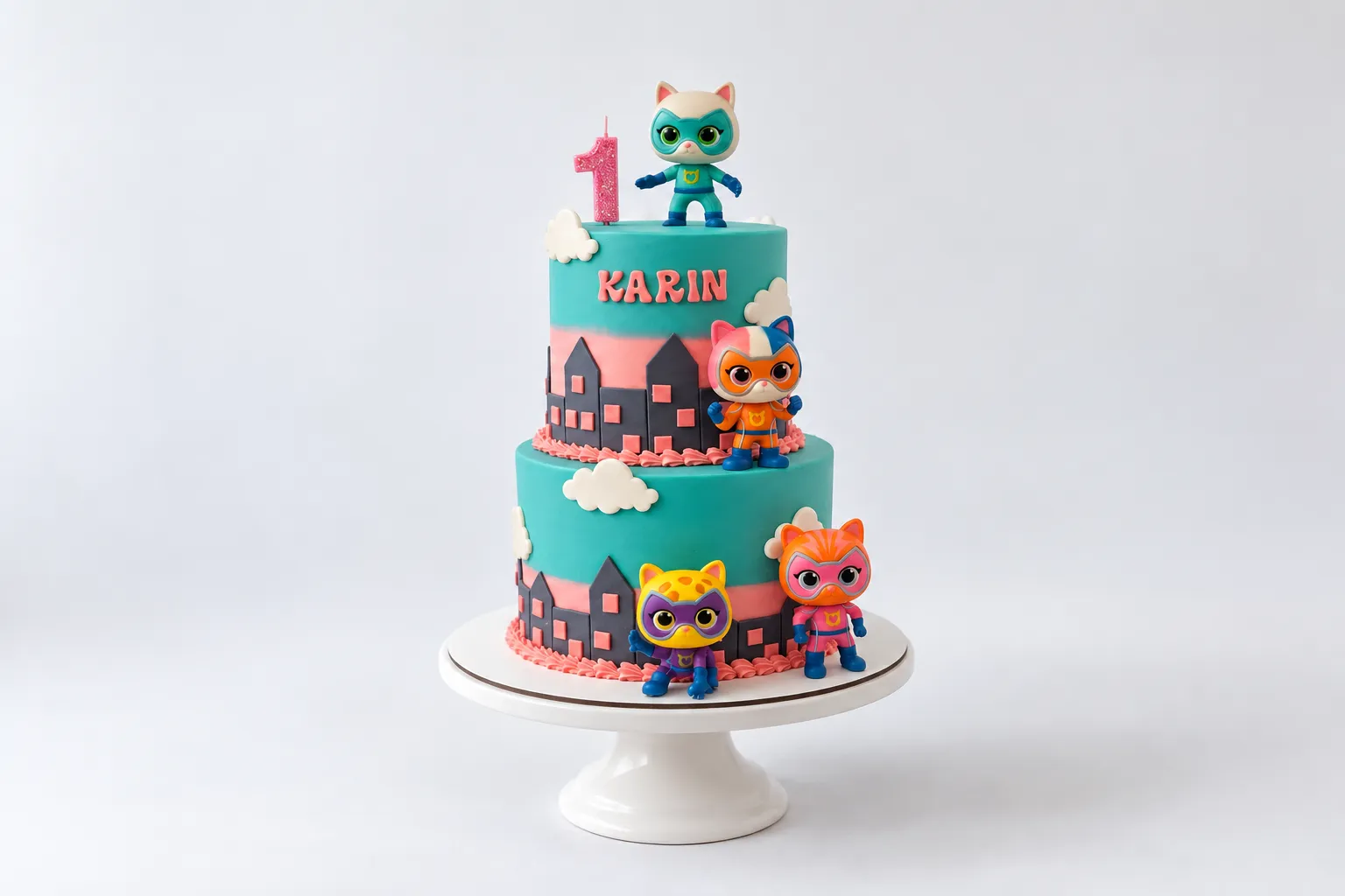 Torta de tres pisos turquesa y coral con personajes y flores