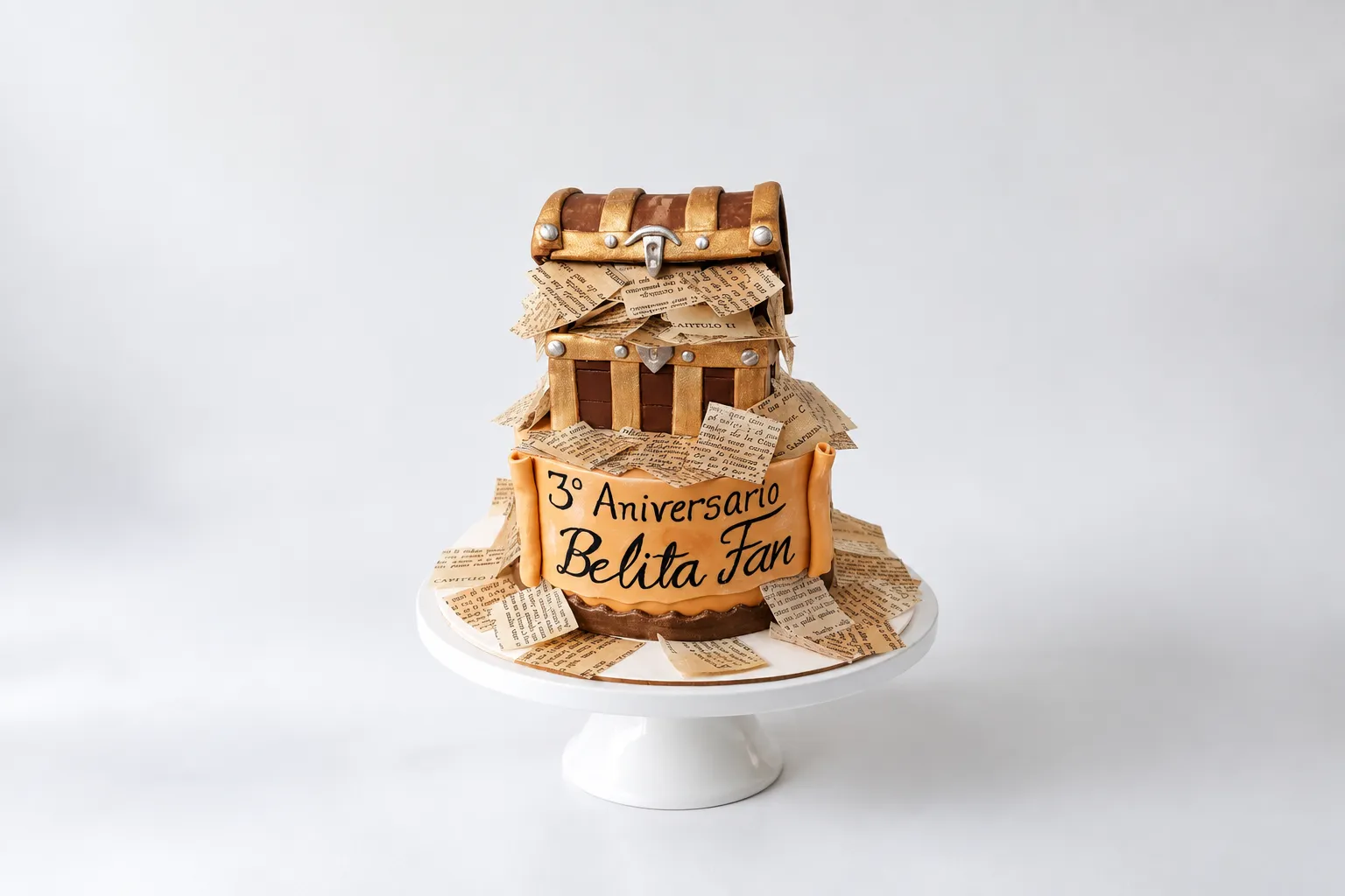 Torta marrón y dorada con forma de cofre y placa en el frente